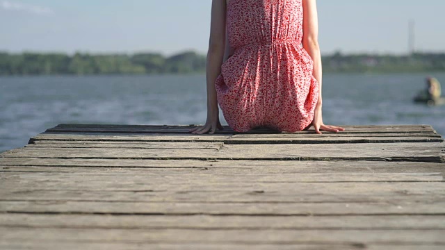 夏日里，一个女人走在木栈桥上视频下载