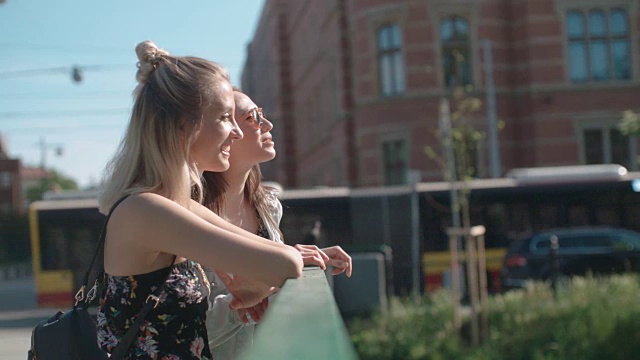 两个年轻的女孩在城市享受夏天。视频素材
