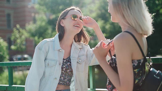 两个年轻的女孩在城市享受夏天。视频素材