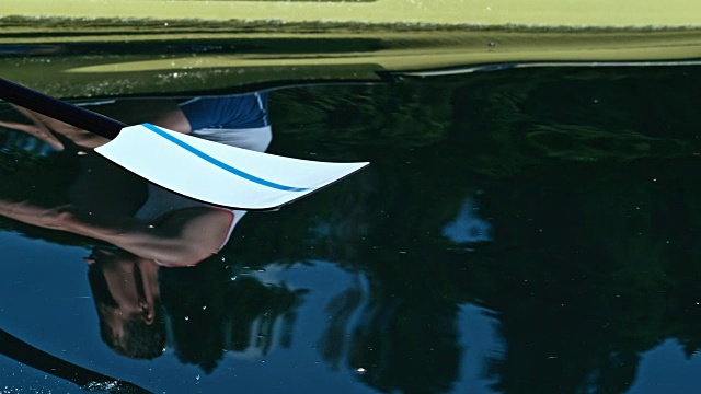 SLO MO桨叶在阳光下击打水面视频素材