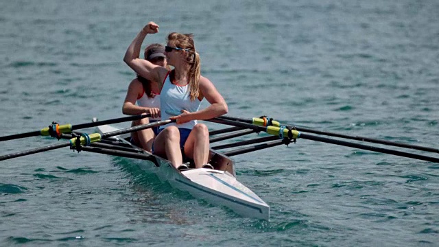 两名女子划艇运动员在双赛艇上击掌视频素材