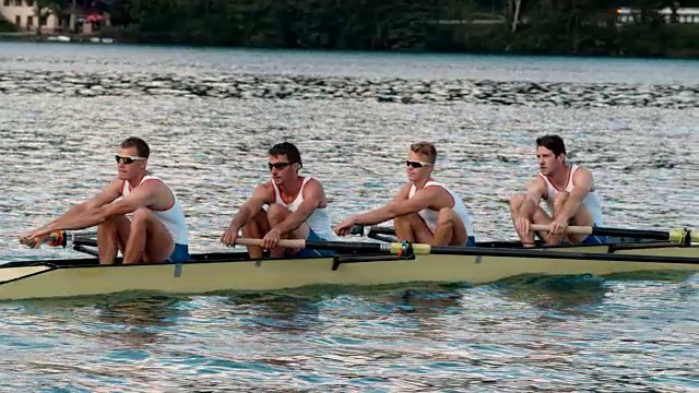 四名男运动员在早上划船穿过一个湖视频素材