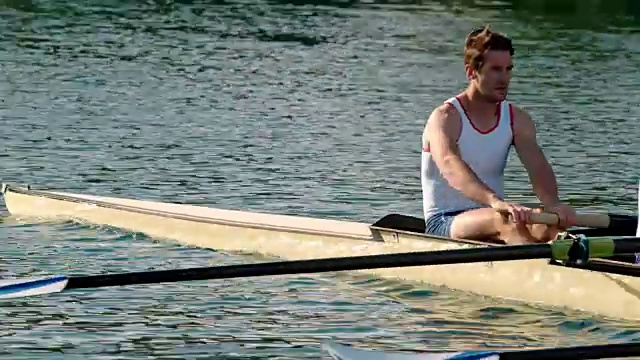 男子运动员在下午晚些时候划船视频素材