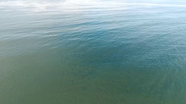 海洋和蓝天的航拍视频下载