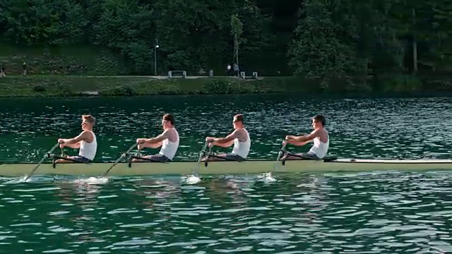男运动员在湖上用四桨划水视频下载