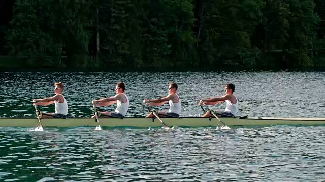 日落时分，男性运动员在湖中划桨视频素材