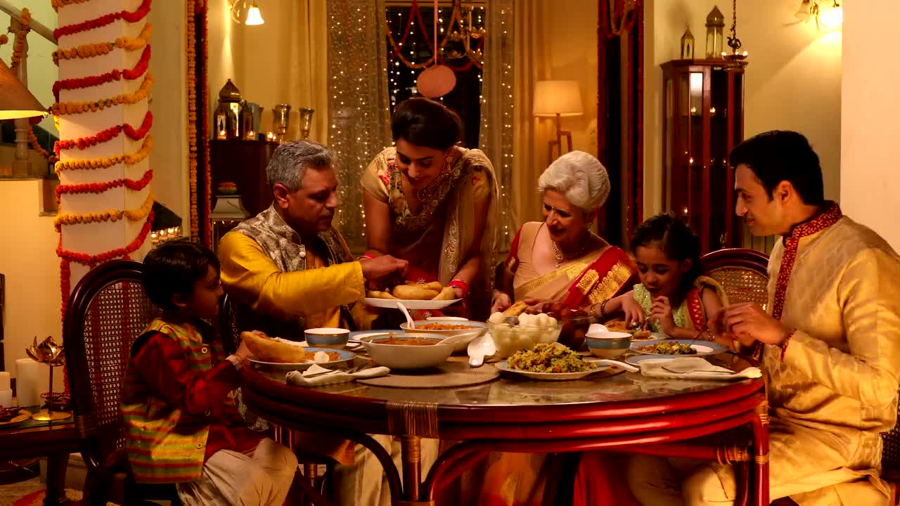 印度德里，吃晚餐的大家庭视频下载