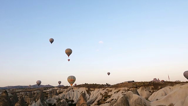 热气球飞过卡帕多西亚的精灵烟囱视频下载