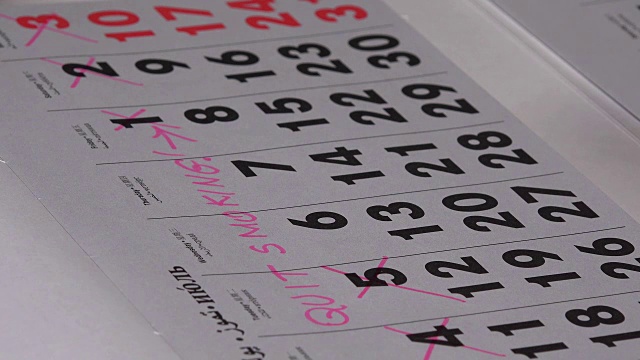 用粉色记号笔在纸质日历上手写日期。戒烟计划视频素材