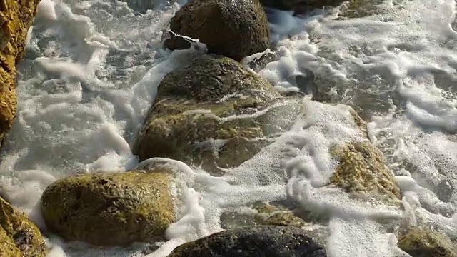 海浪冲击着石滩-慢镜头。视频素材