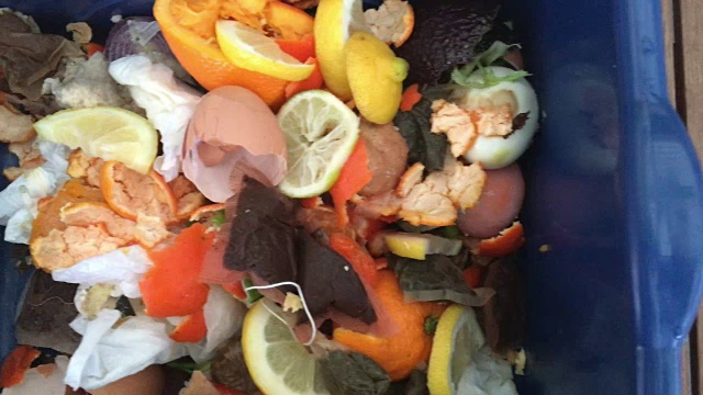 装满食物残渣和废物的堆肥容器视频下载