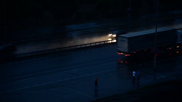 高速公路。汽车在雨中行驶在高速公路上。视频素材