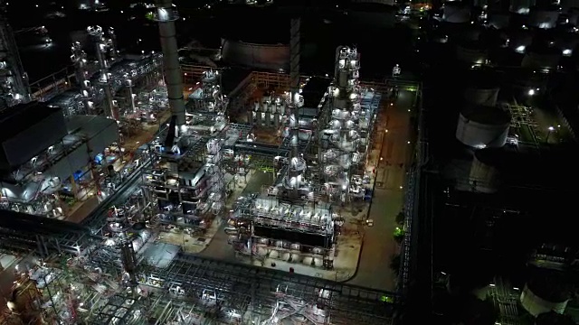 4K炼油厂周边夜景鸟瞰图视频素材