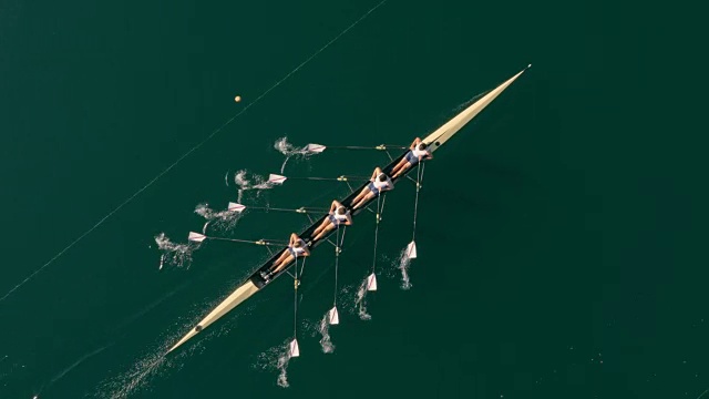 空中运动员在阳光明媚的湖面上四人划桨视频素材