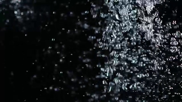 气泡旋转在黑色背景视频素材