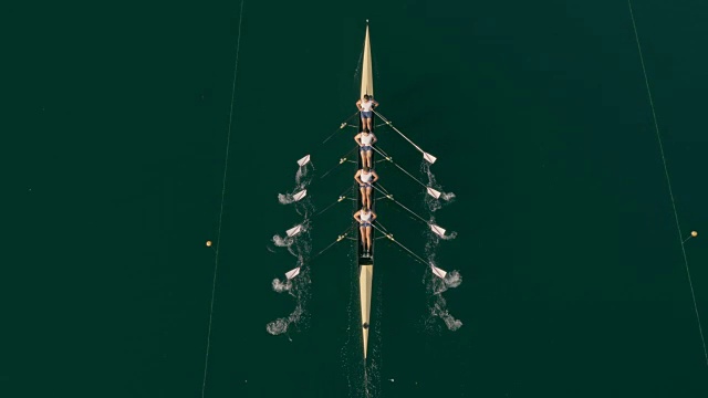 空中的四桨在湖面上滑行视频素材