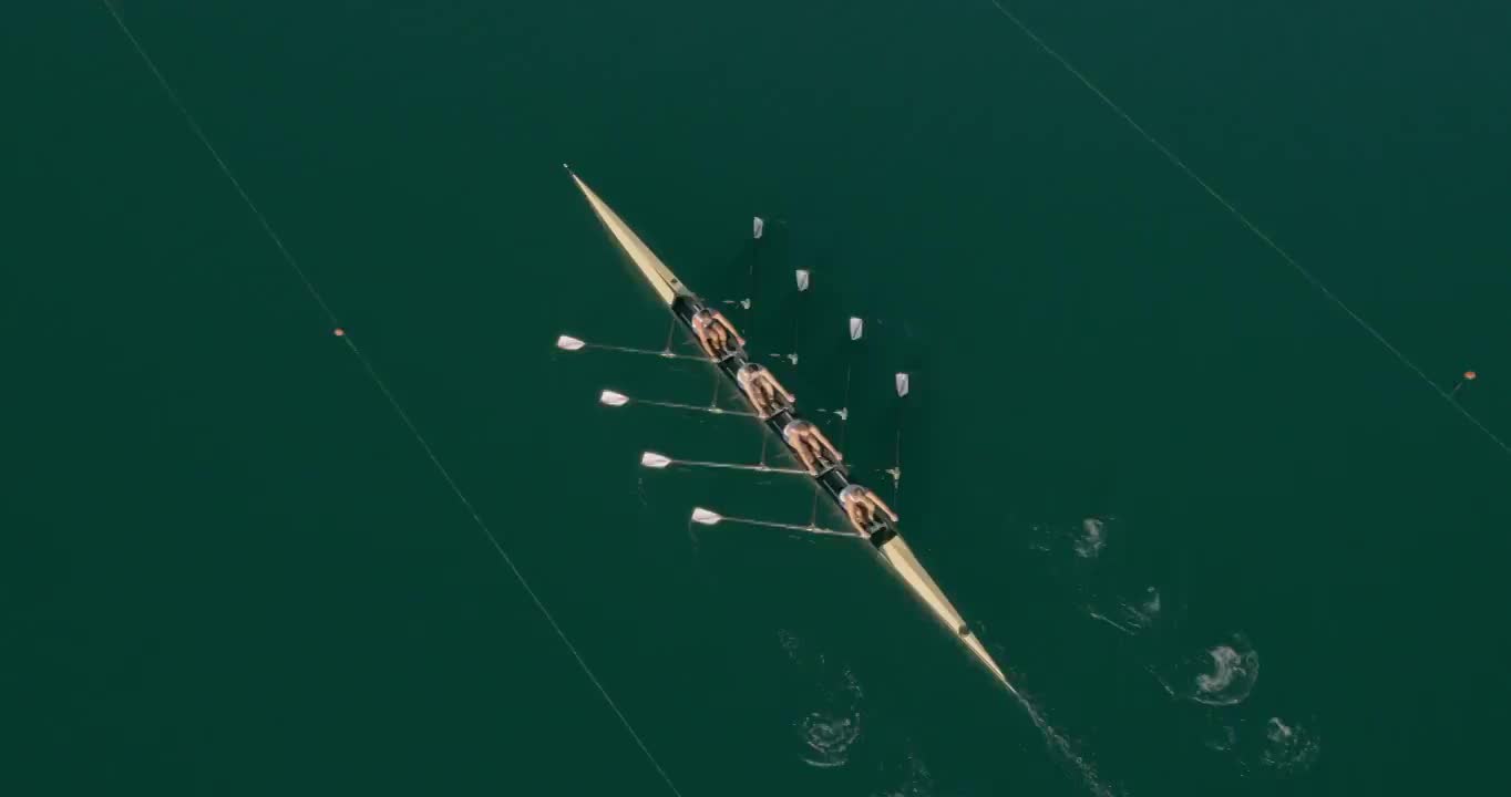 四名运动员在湖中划桨视频购买