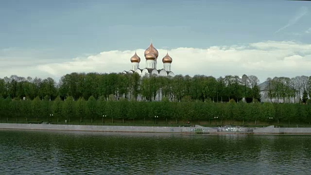 在春天的白天，河边的传统俄罗斯教堂视频下载