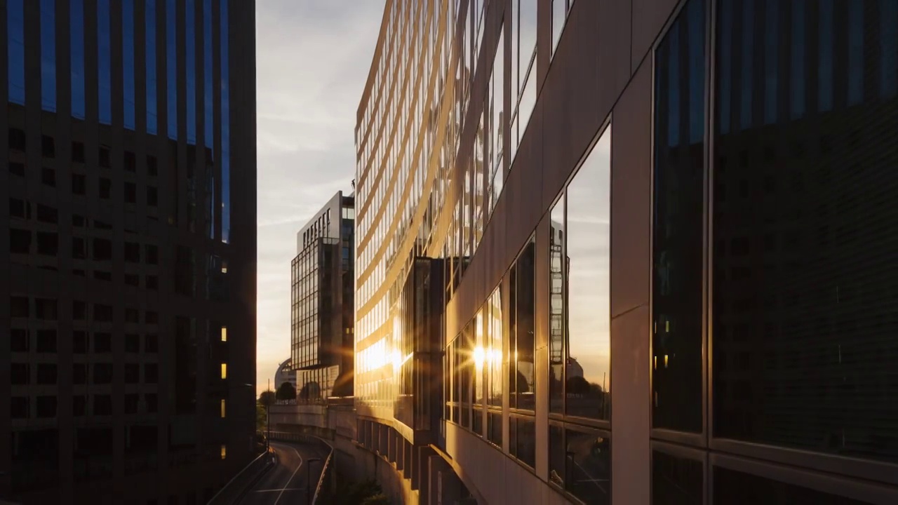 在巴黎La Défense金融/商务区的企业大楼上，日出时的超延时/时间延时视频下载