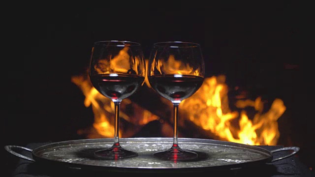两杯酒，以火为背景视频素材