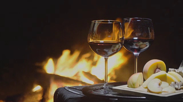 两杯酒，以火为背景视频下载