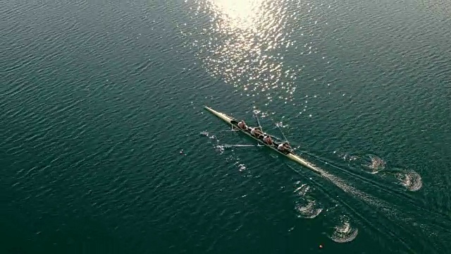 空中运动员在一个没有舵手的四人划艇横渡一个湖视频素材