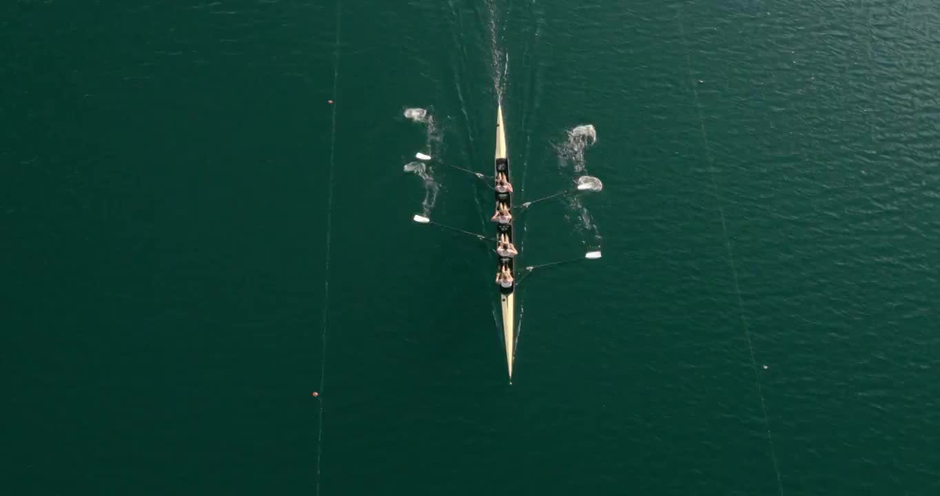 空中的一个没有舵手的四人滑翔过一个湖视频素材