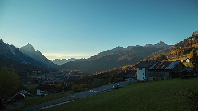 科尔蒂纳山和村庄的景色视频素材
