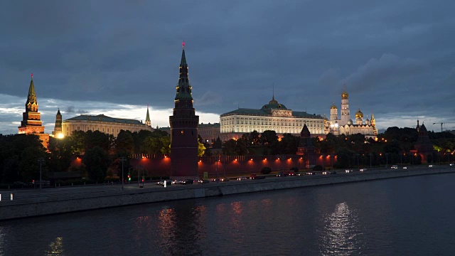 克里姆林宫的夜堤。莫斯科视频素材