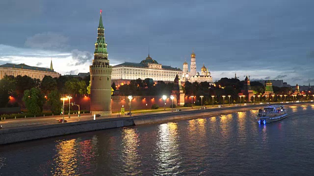 游船沿着克里姆林宫城墙附近的莫斯科河航行视频素材