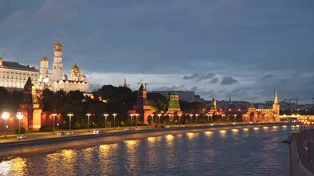 晚上克里姆林宫附近的莫斯科河。莫斯科,俄罗斯视频素材