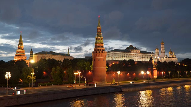 夜间莫斯科克里姆林宫上空移动的云视频素材