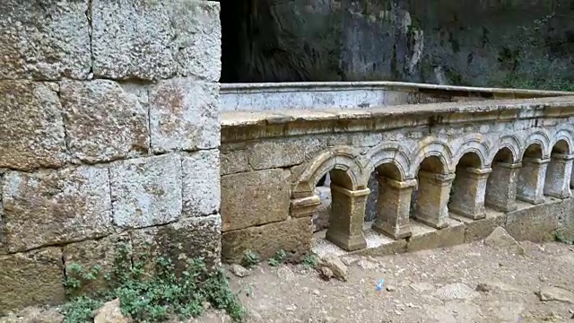 土耳其梅尔辛天堂峡谷内的修道院视频素材
