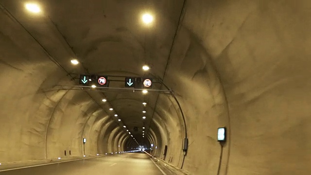 在公路隧道中行驶视频下载