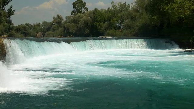 安塔利亚省的马纳夫加特瀑布视频下载