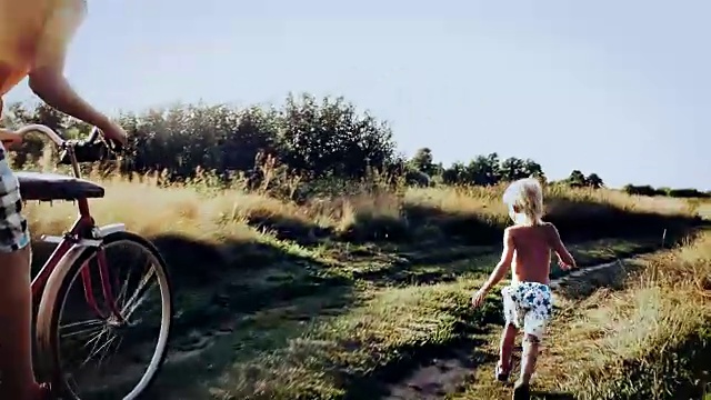 两兄弟骑自行车视频下载