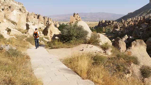一个背包客正在卡帕多西亚的Zelve山谷和露天博物馆散步视频下载