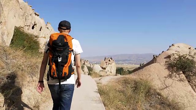 一个背包客正在卡帕多西亚的Zelve山谷和露天博物馆散步视频下载