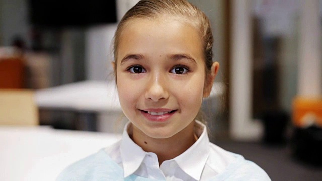 肖像快乐微笑美丽的少女在学校教室视频素材