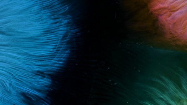抽象的三维概念流和碰撞在水中形成蓝、红、绿三角色背景视频下载