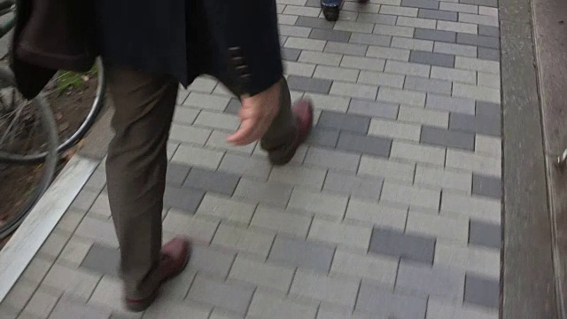 下午在街上随意行走的人的脚视频素材