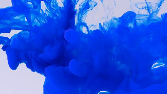 蓝色颜料墨水落在水面上创造抽象的形状和漩涡背景视频素材