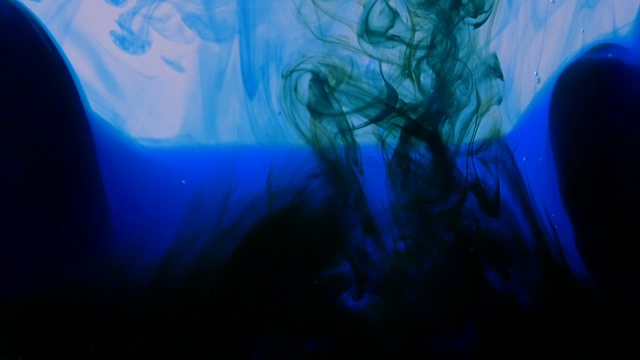 宏观的蓝色和绿色墨水蔓延在水看起来像透明的彩色面纱抽象的背景视频素材