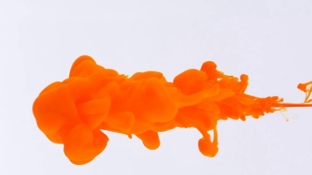 橘色颜料的概念是通过喷墨水流和着色表面抽象的背景视频素材