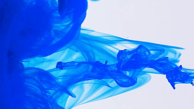 宏观概念的蓝色颜料在水中流动形成抽象的形状背景视频下载