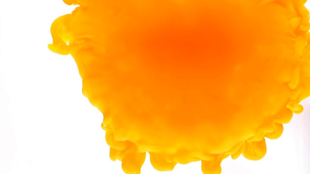喷墨橘色颜料的概念在水中分散抽象背景视频下载