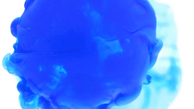 蓝色墨水颜料滴在水里爆炸，抽象的背景视频素材