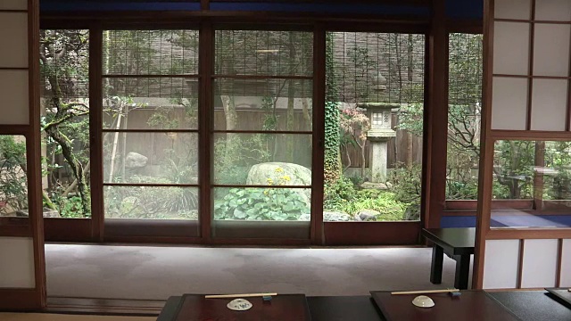 传统的日式室内装饰，有滑动门和榻榻米视频下载