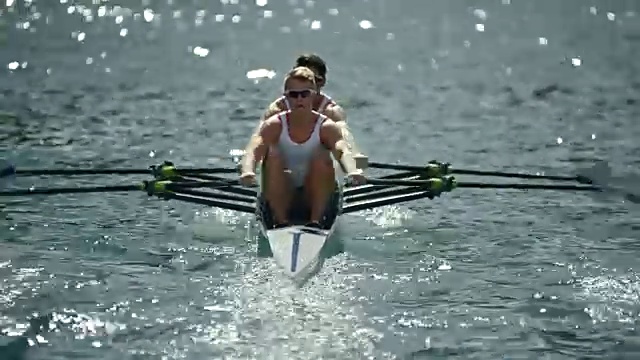 两名运动员在一个阳光明媚的日子里进行双人划艇比赛视频素材
