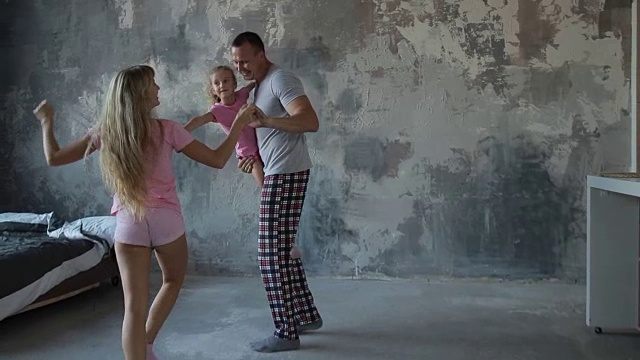 无忧无虑的一家人，女儿在房间里跳舞视频素材